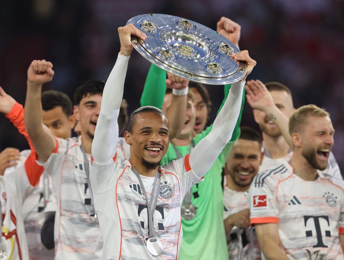 Leory Sanè mit der Meisterschale. © APA/afp / ALEXANDRA BEIER