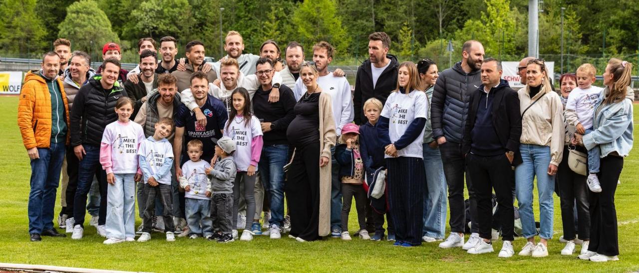Michael Bacher wurde am Sonntag bei Gröden im letzten Heimspiel für wenige Minuten eingewechselt. Danach wurde er von Freunden und Familie gefeiert.