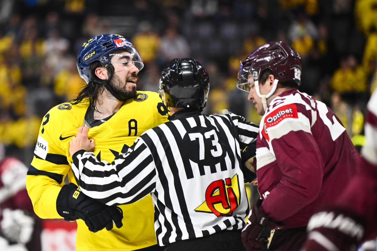 Mika Zibanejad rauft sich mit Toms Andersons. © ANSA / Anders Wiklund