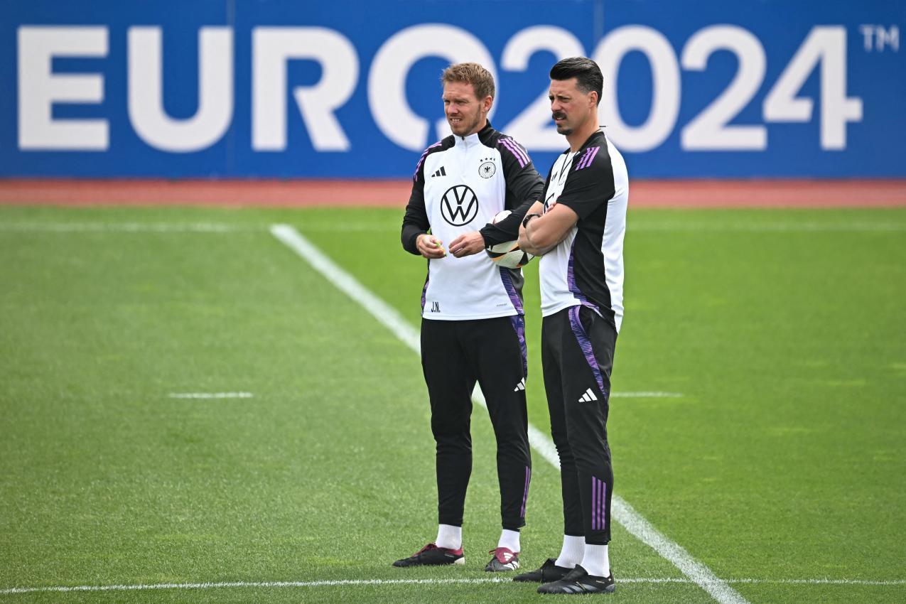 Sandro Wagner (rechts) war zuletzt Assistenztrainer von Bundestrainer Julian Nagelsmann. © AFP / TOBIAS SCHWARZ