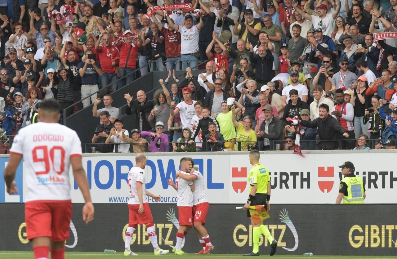 Simone Davi und der FC Südtirol feiern vor ihren Fans.