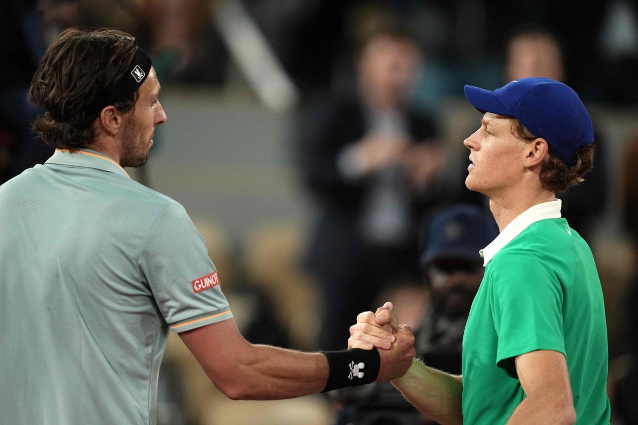 Sinner nahm Rinderknech die Spielchen nicht übel. © APA/afp / DIMITAR DILKOFF