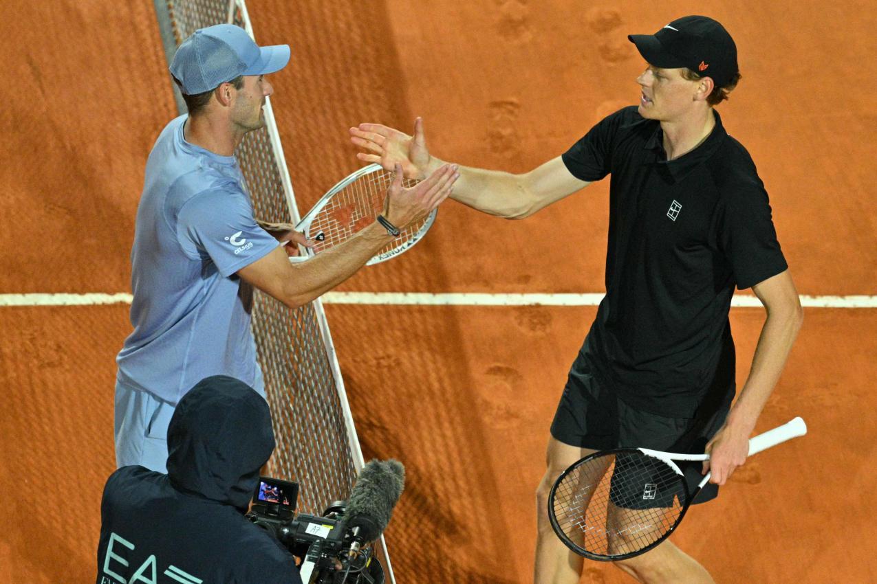 Tommy Paul und Jannik Sinner beim Handshake nach dem Halbfinale. © APA/afp / ANDREAS SOLARO