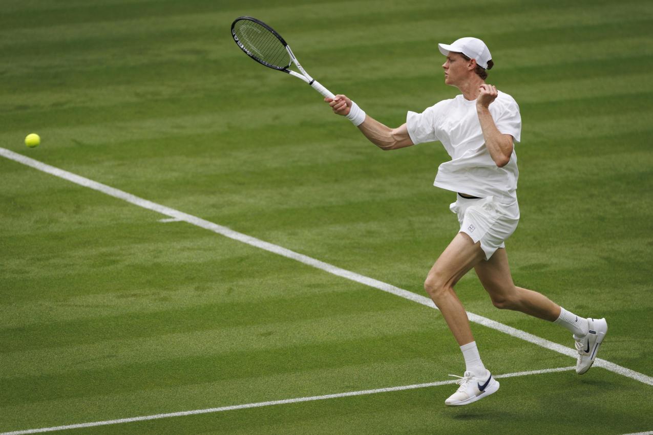 Bereits am Donnerstag hat Jannik Sinner auf dem Centre Court von Wimbledon gemeinsam mit Daniil Medvedev trainiert. © ANSA / TOLGA AKMEN