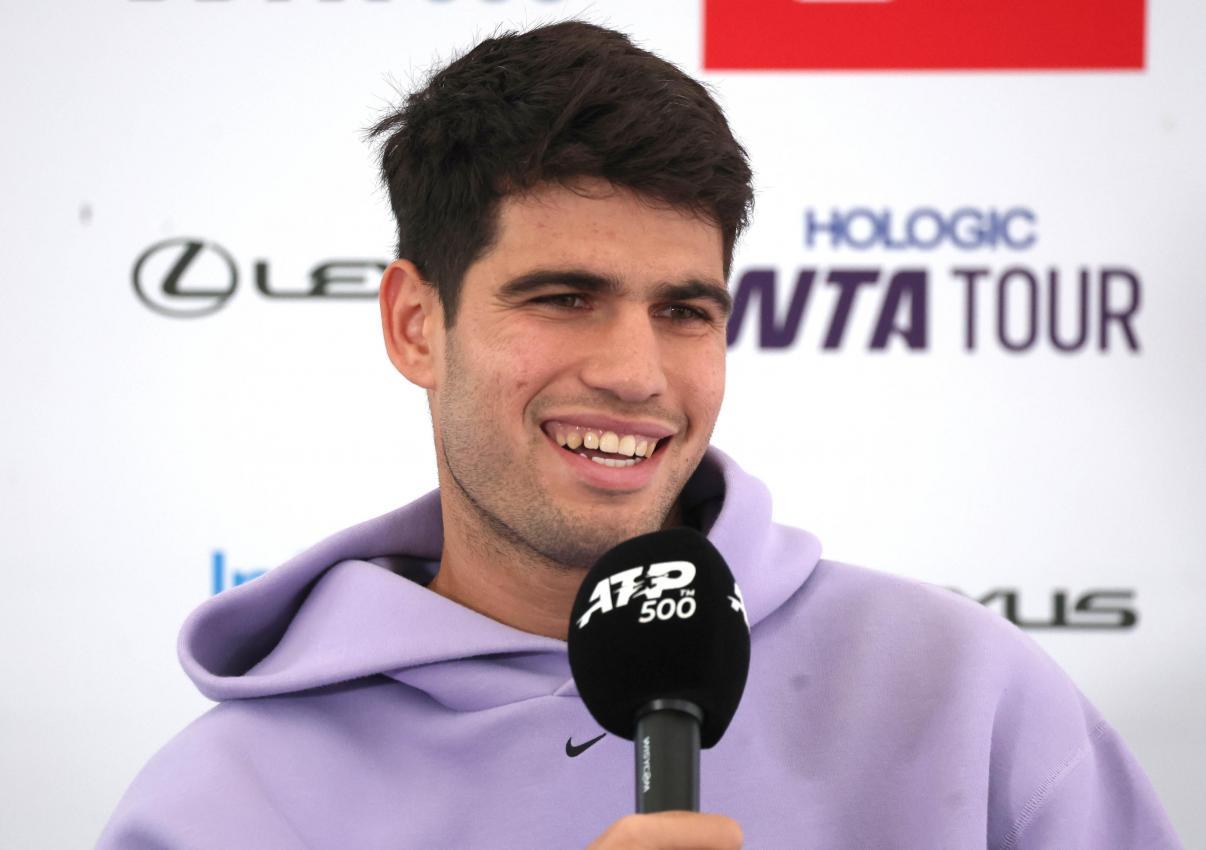 Carlos Alcaraz bei der Pressekonferenz in London. © ANSA / NEIL HALL