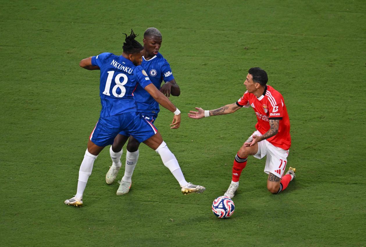 Chelsea und Benfica mussten auch mit dem Wetter klarkommen. © APA/afp / ANGELA WEISS
