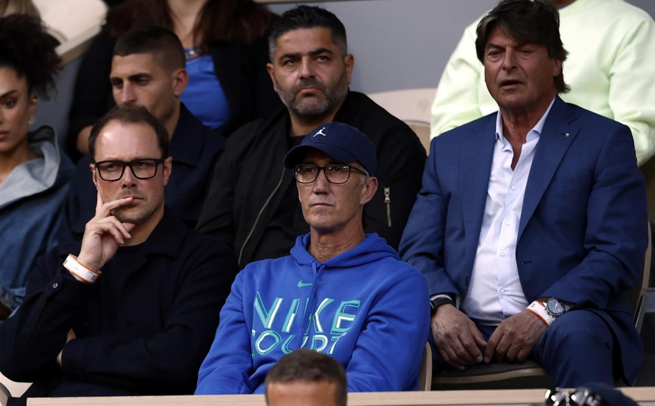 Darren Cahill (Mitte) spricht in höchsten Tönen über Sinner. © ANSA / YOAN VALAT