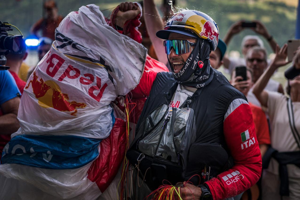Ein jubelnder Aaron Durogati: Der Südtiroler hat die X-Alps gewonnen.