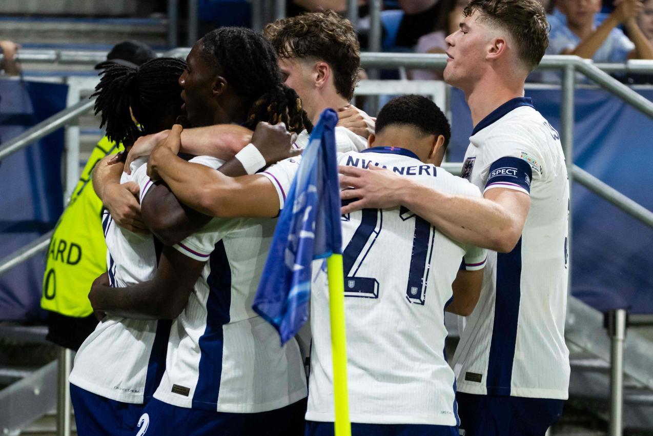 England feiert den entscheidenden Treffer zum Titel. © APA/afp / TOMAS BENEDIKOVIC