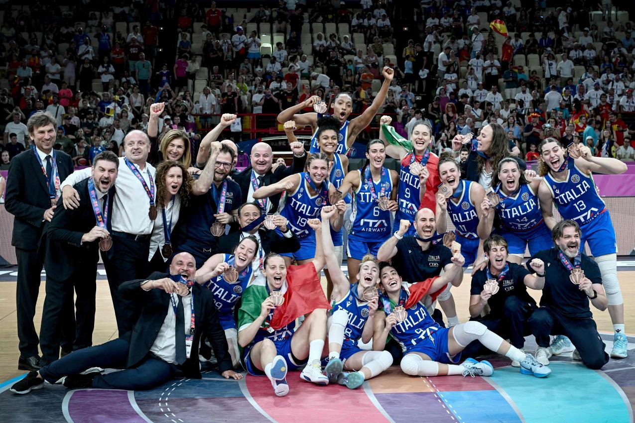 Italiens Basket-Damen haben Grund zur Freude. © APA/afp / ARIS MESSINIS