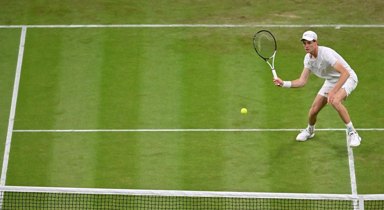 Jannik Sinner bestreitet in Halle seine Generalprobe für Wimbledon. © APA/afp / ANDREJ ISAKOVIC