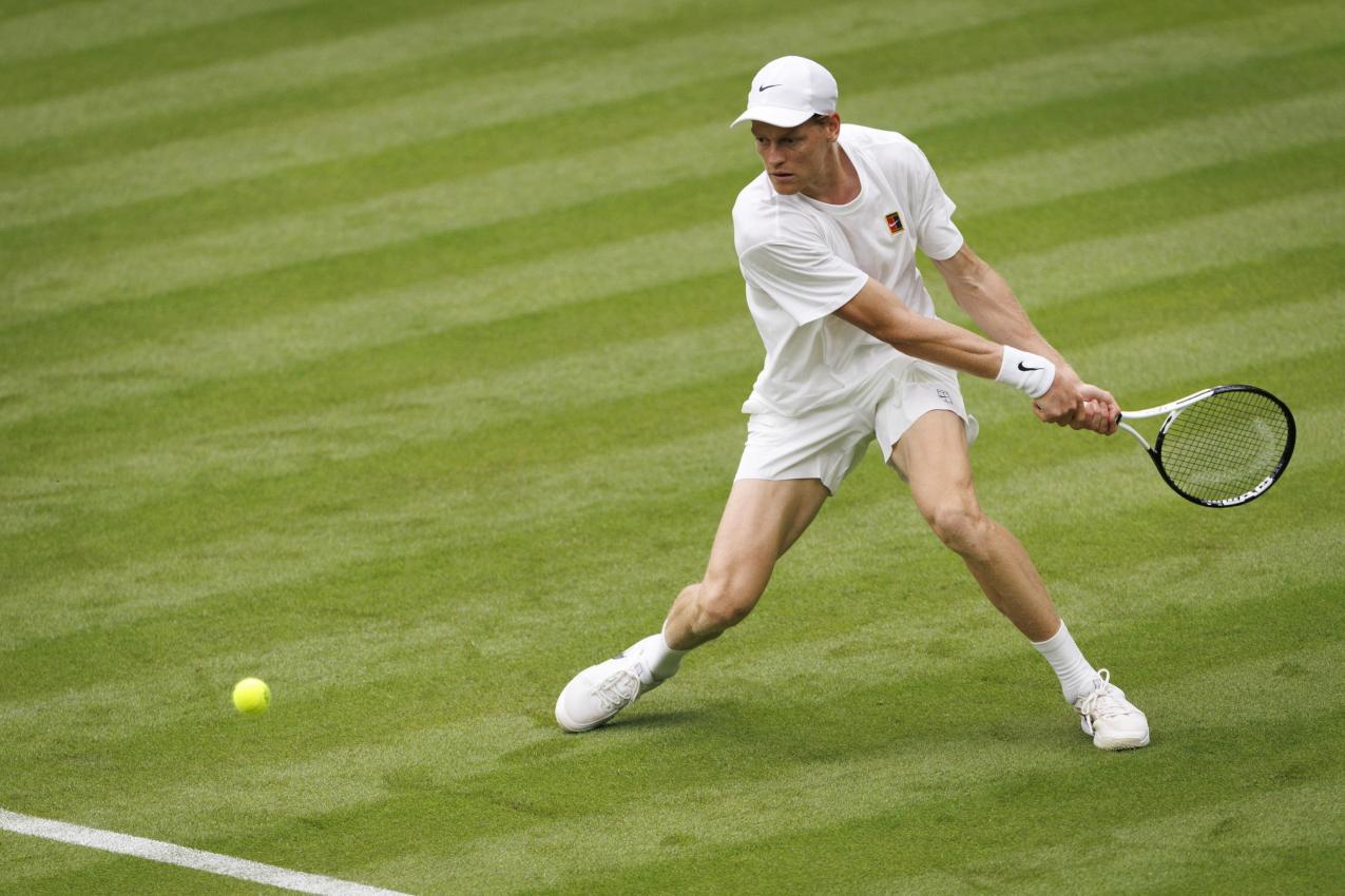 Jannik Sinner sucht nach neuen Betreuern. © ANSA / TOLGA AKMEN