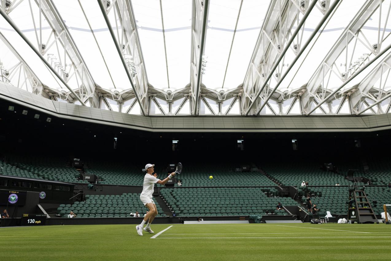 Jannik Sinner wird zum Auftakt von einem jungen Italiener gefordert. © ANSA / TOLGA AKMEN