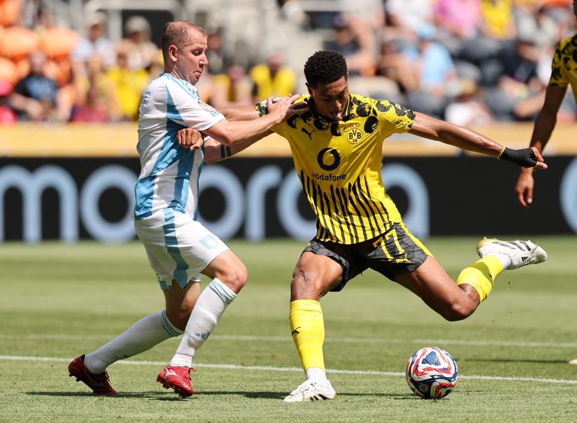 Jobe Bellingham gegen Ulsan-Verteidiger Darijan Bojanic. © APA / MICHAEL REAVES