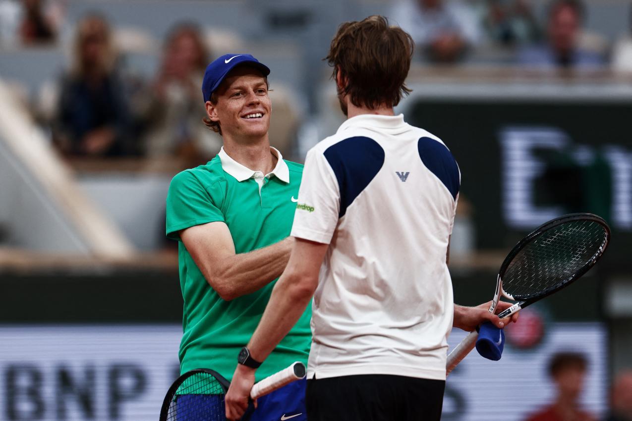 Kennen und schätzen sich: Jannik Sinner und Alexander Bublik © AFP / THIBAUD MORITZ