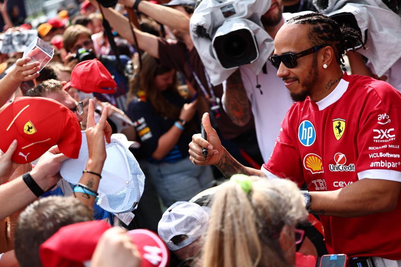 Lewis Hamilton ist nicht nur bei den Fans, sondern auch bei den anderen Fahrern beliebt.<?ZL?> © ANSA / ANNA SZILAGYI
