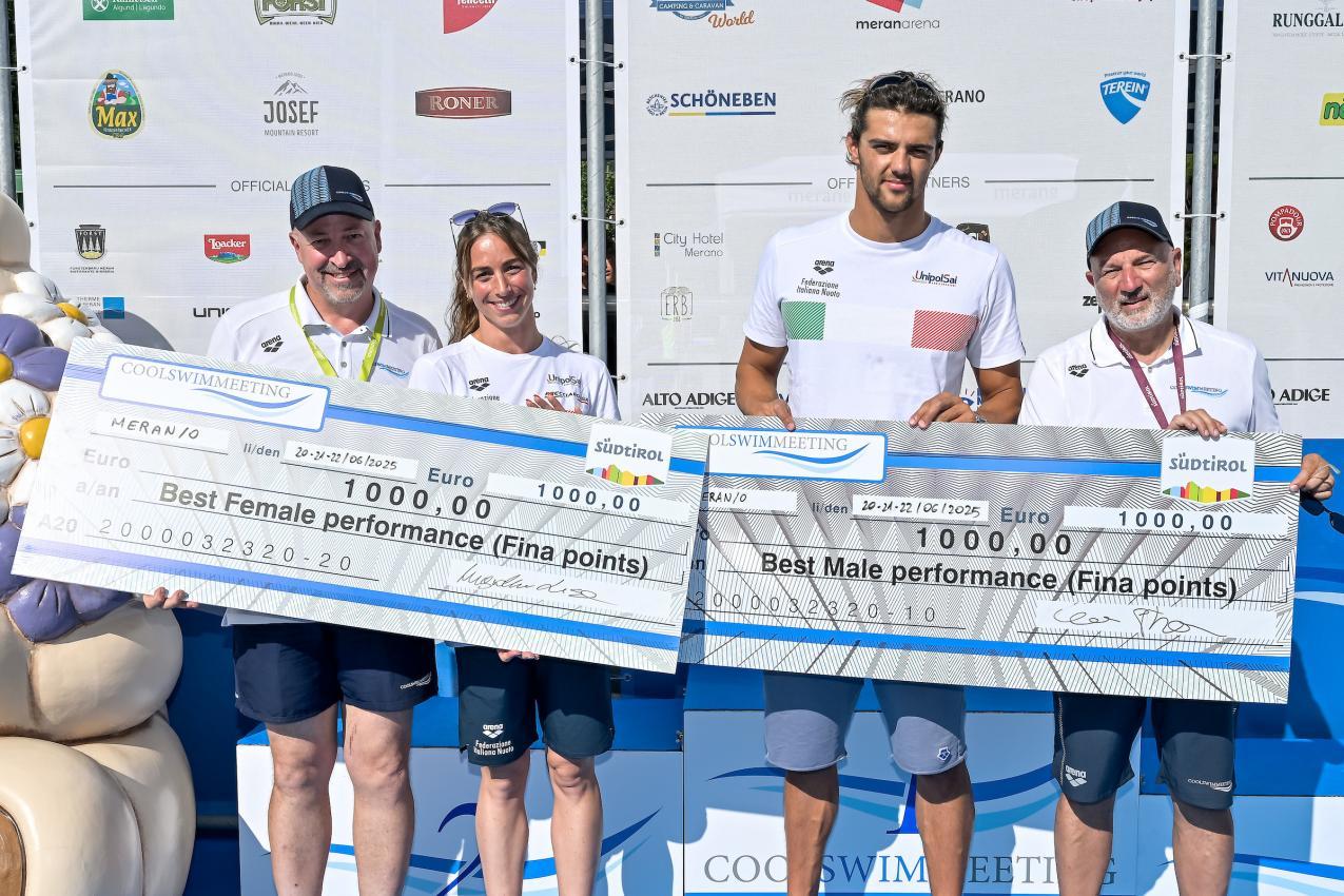 Lisa Angiolini und Thomas Ceccon mit den Schecks für die besten Gesamtleistungen in Meran. © Giorgio Scala / Giorgio Scala / Deepbluemedia / Insidefoto