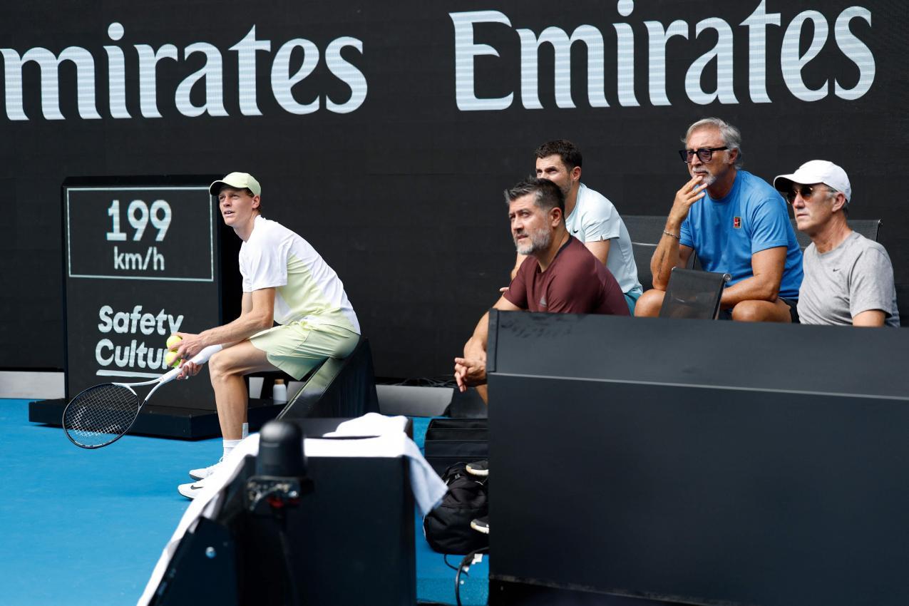 Marco Panichi (2.v.r.) und Ulises Badio (4.v.r.) waren bei Sinners Auftritten stets hautnah dabei. © APA/afp / MARTIN KEEP