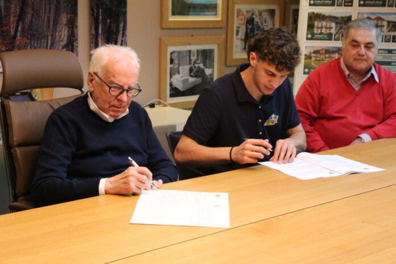 Rudy Rigoni bei der Vertragsunterschrift in Asiago. © Serena Fantini