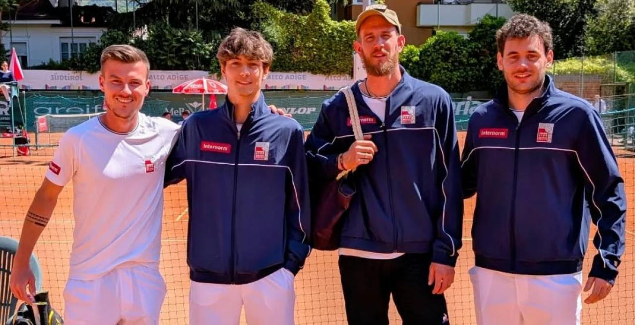 Tobias Tappeiner (1.v.l.) mit seinen Teamkollegen des TC Bozen.