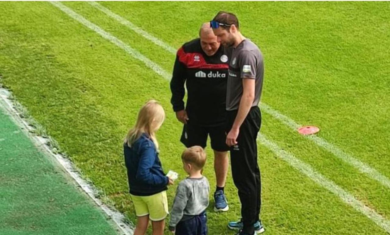 Alex Schwazer mit FCS-Chefcoach Fabrizio Castori und zwei kleinen Besuchern in Stange.