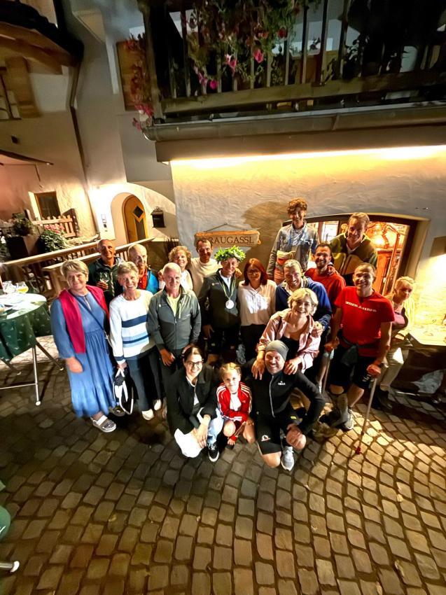 Alexander Rabensteiner (Mitte) wurde von Freunden gefeiert.