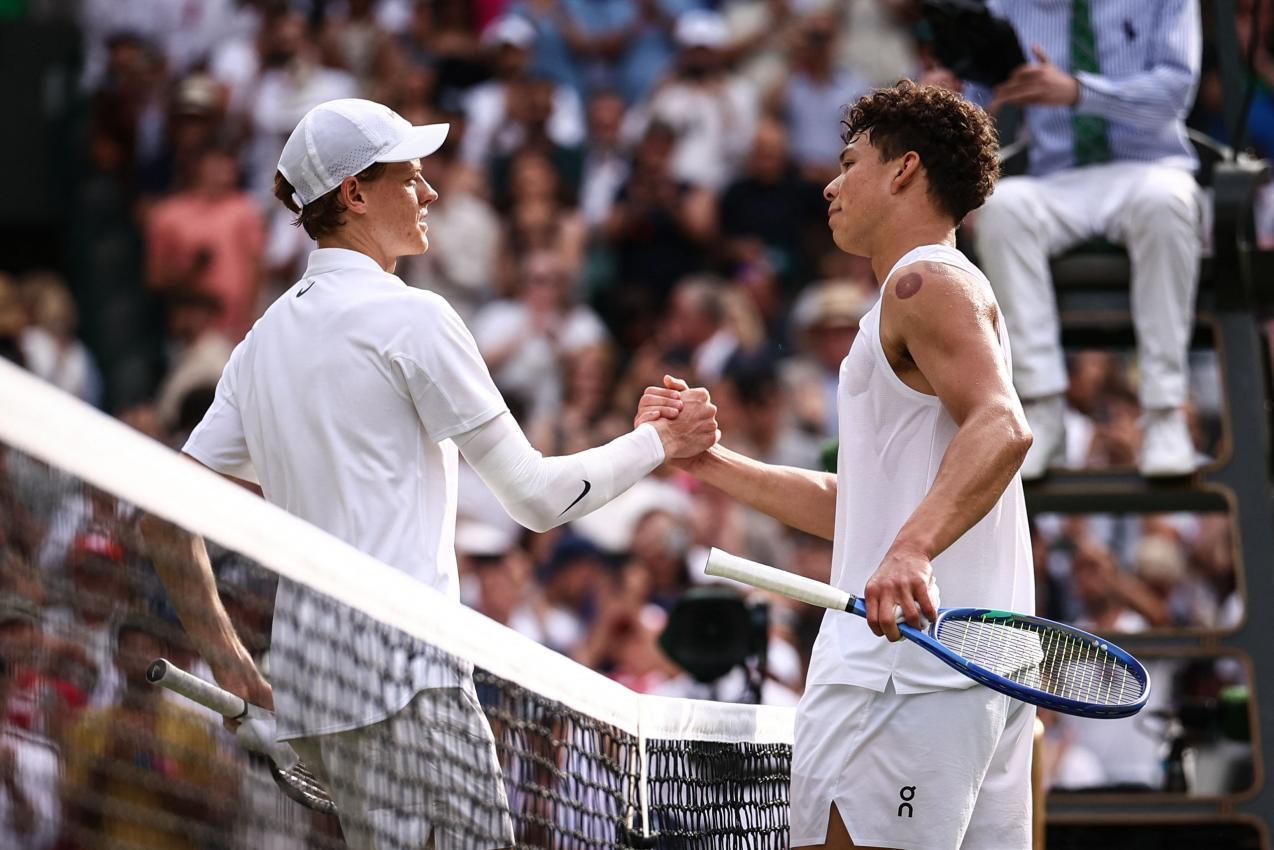 Ben Shelton (r.) lieferte Sinner einen harten Fight, musste sich am Ende aber klar geschlagen geben. © APA/afp / HENRY NICHOLLS