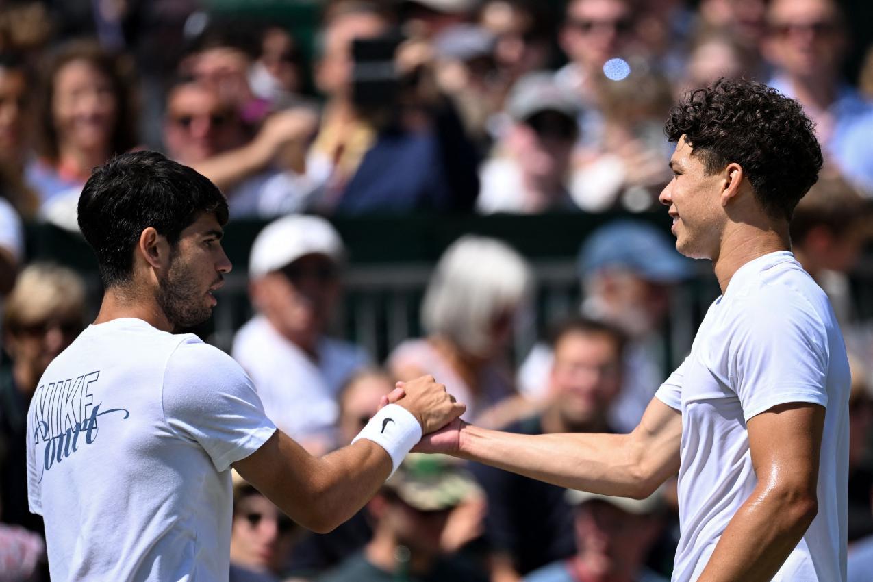 Ben Shelton trainierte am Dienstag mit Carlos Alcaraz. © APA/afp / KIRILL KUDRYAVTSEV