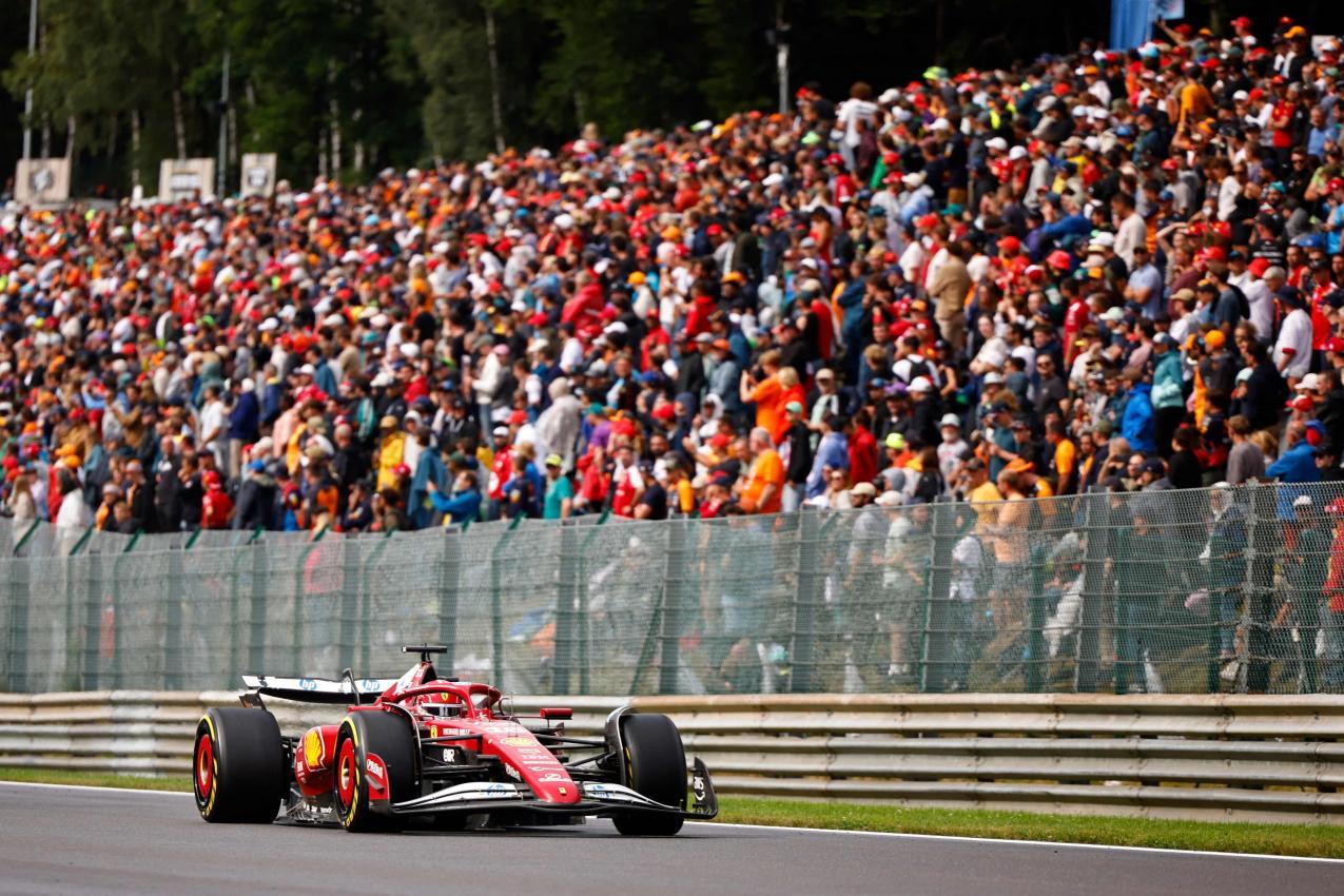 Charles Leclerc ist deutlich schneller als Hamilton. © APA/afp / SIMON WOHLFAHRT