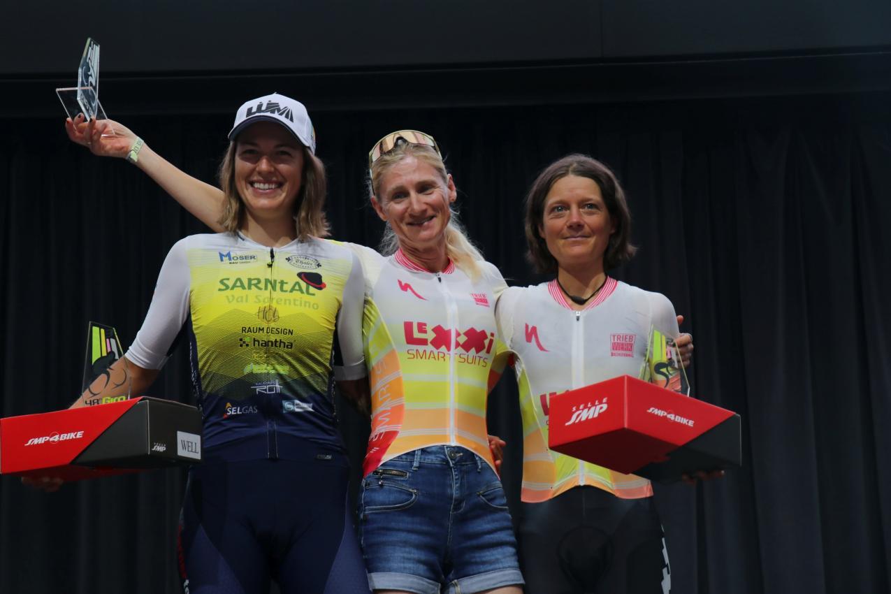 Das Podest der Damen: Carmen Moser, Siegerin Janine Meyer und Julia Jedelhauser. © Sportissimus