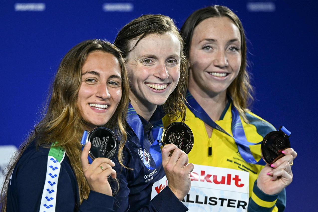 Das Podest mit Simona Quadarella, Katie Ledecky und Lana Pallister. © APA/afp / OLI SCARFF