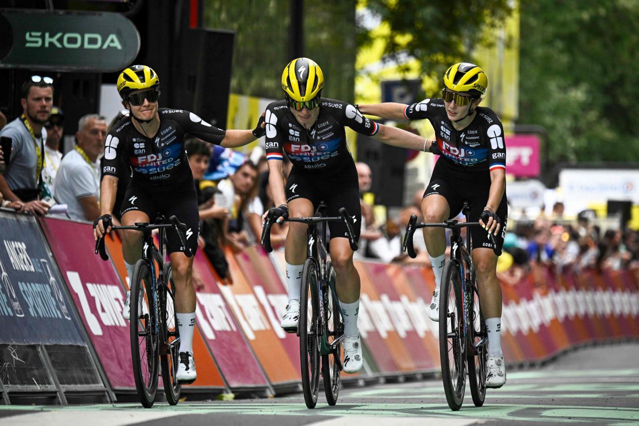 Demi Vollering (Mitte) stürzte. © APA/afp / JULIEN DE ROSA