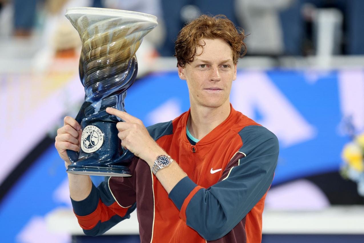 Im Vorjahr posierte Jannik Sinner in Cincinnati mit der Rookwood-Trophäe. © APA / MATTHEW STOCKMAN