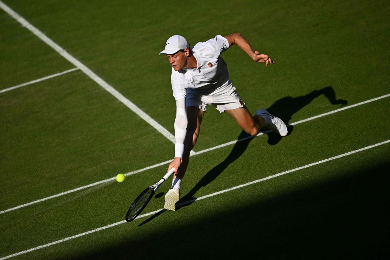 Jannik Sinner scheint seine Armverletzung überwunden zu haben. © APA/afp / KIRILL KUDRYAVTSEV