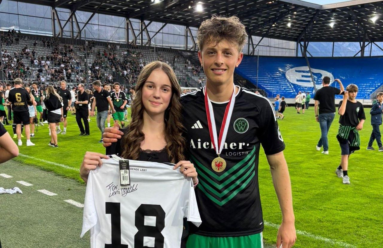Top performer in Innsbruck: Adrian Lechl (right, here with fan Leni).