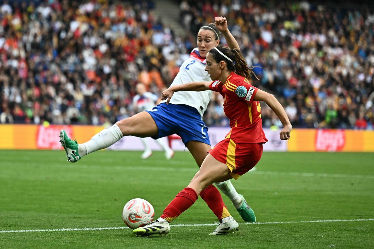 Lucy Bronze (here against Aitana Bonmati). © APA/afp / FABRICE COFFRINI
