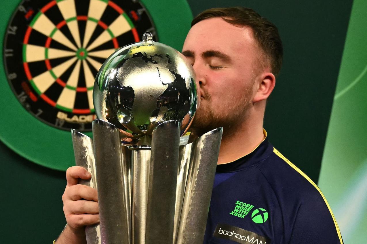 Luke Littler kürte sich zum Darts-Weltmeister. © APA/afp / BEN STANSALL