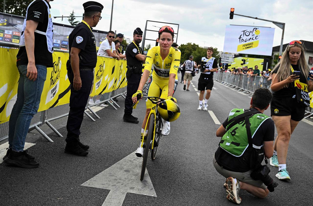 Marianne Vos bleibt in Führung. © APA/afp / JULIEN DE ROSA