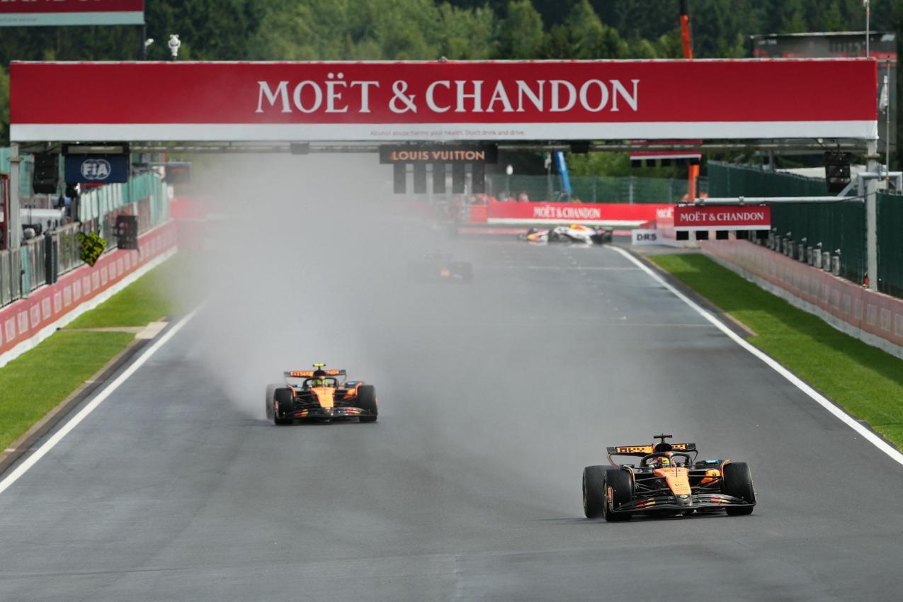 Piastri (vorne) ließ Lando Norris hinter sich. © APA/afp / DIMITAR DILKOFF