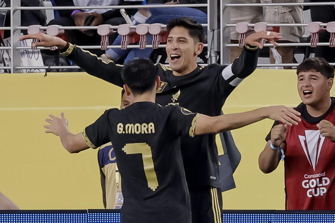 Raul Jimenez (hinten) traf für Mexiko. © ANSA / JOHN G. MABANGLO