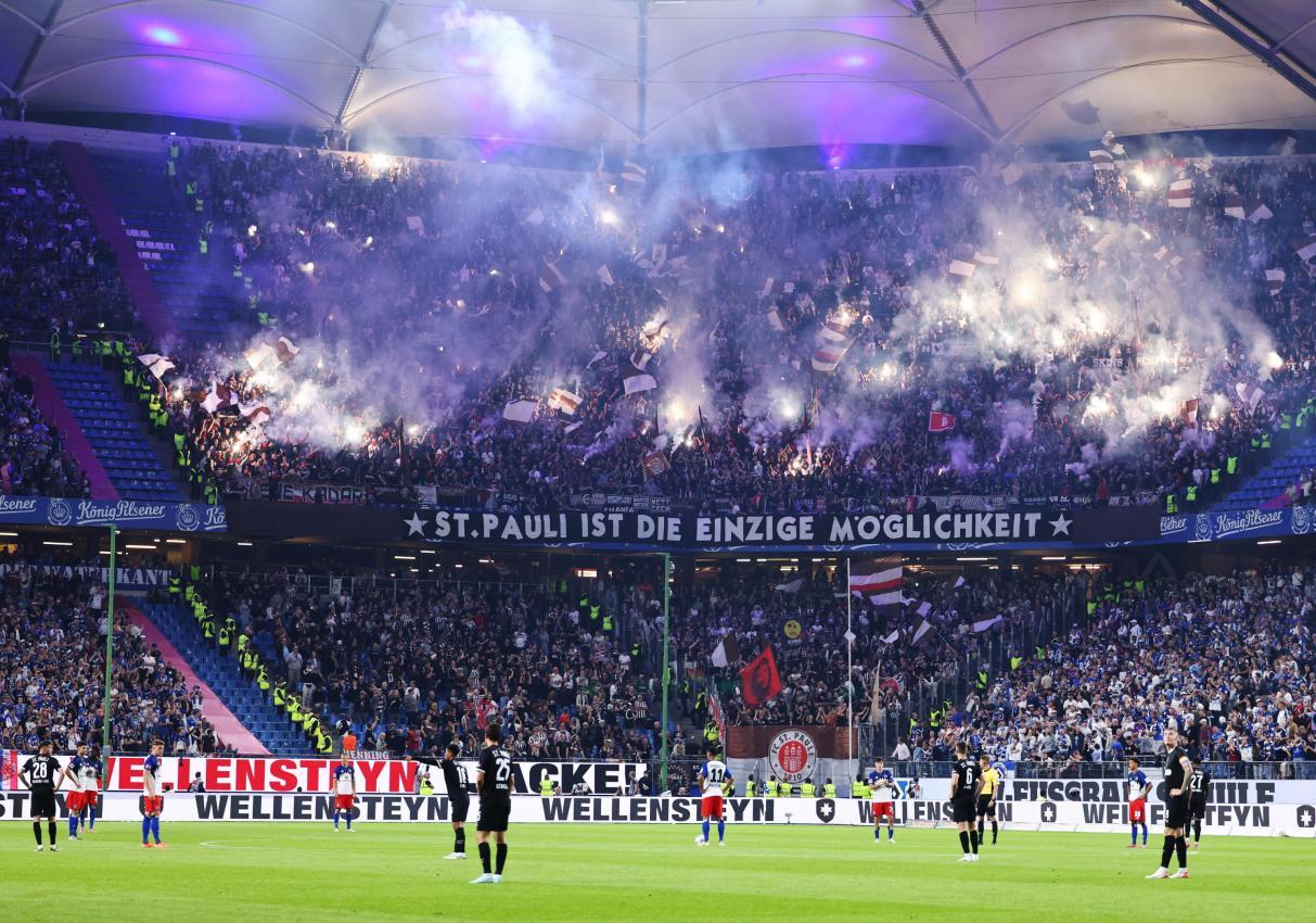 57.000 Zuschauer wollten sich das Hamburger Derby im Volksparkstadion nicht entgehen lassen. © ANSA / HANNIBAL HANSCHKE