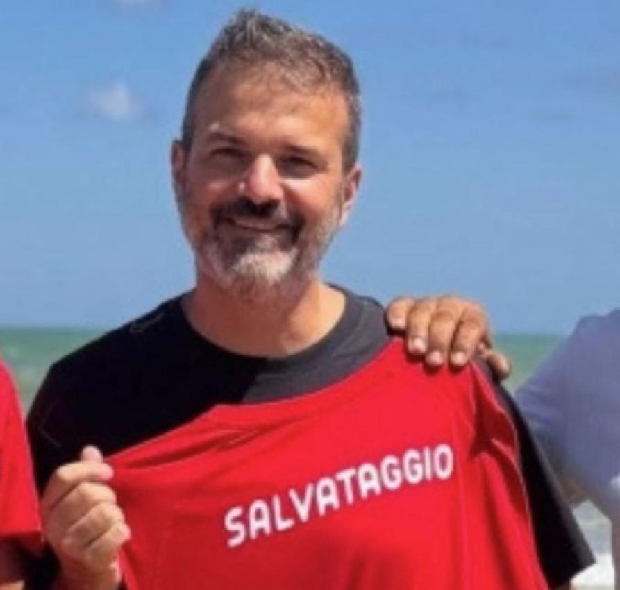 Andrea Stramacccioni bekam ein rotes Leibchen überreicht.