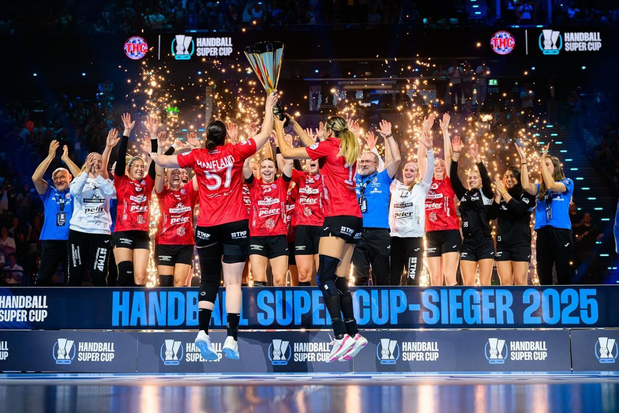 Annika Niederwieser (r.) präsentiert ihrer Mannschaft den Supercup-Pokal.