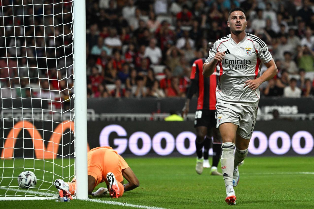 Benfica defender Franjo Ivanovic turns away in celebration: He has just scored the interim 1-0. © APA/afp / MIGUEL MEDINA