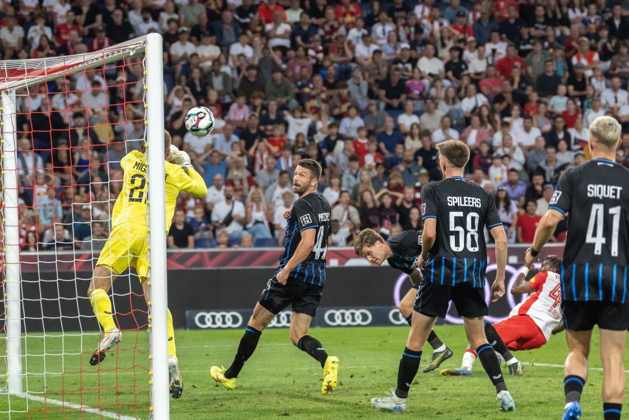 Bruges goalkeeper Simon Mignolet (left) kept a clean sheet. © APA / EXPA/JOHANN GRODER
