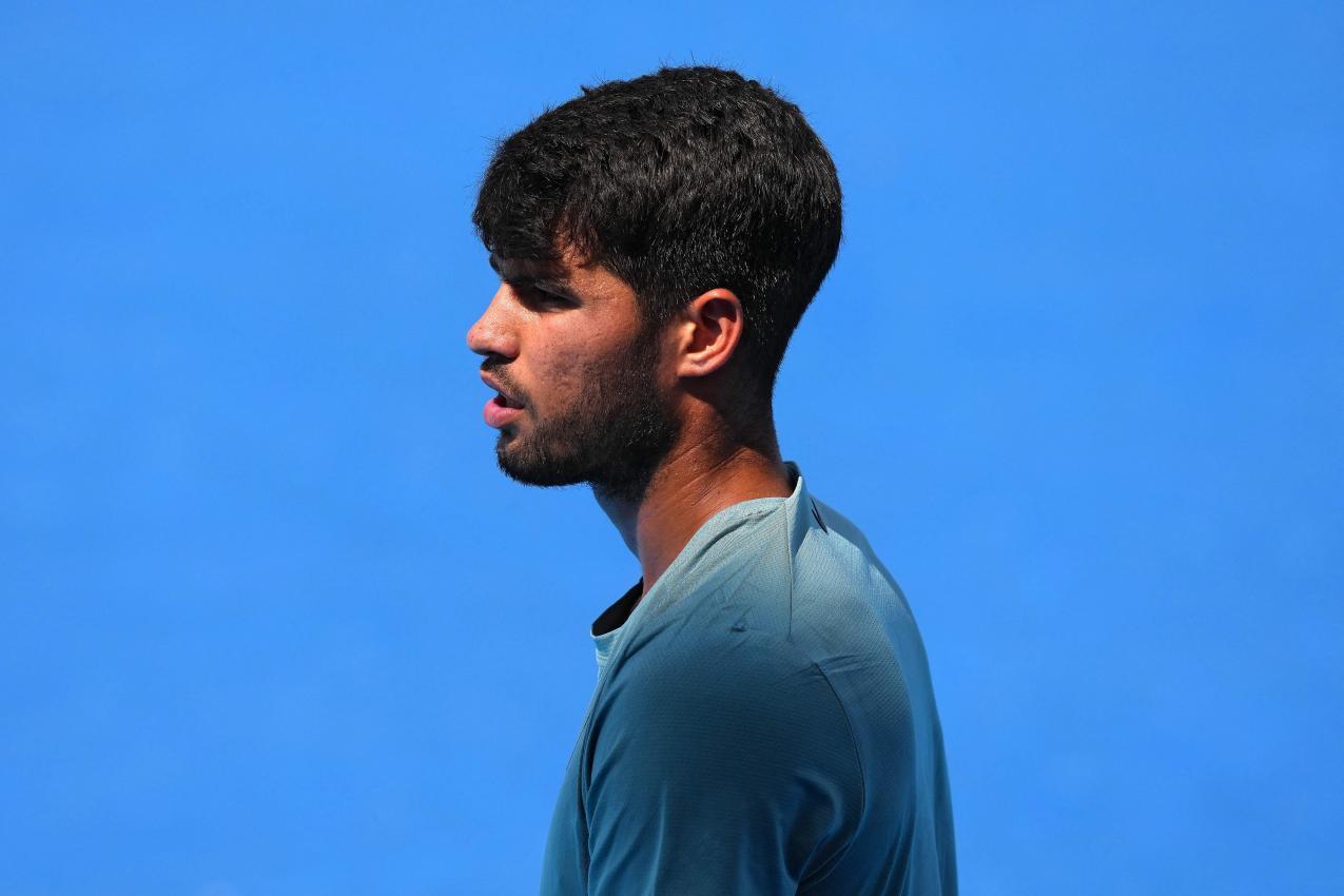 Carlos Alcaraz klebt Jannik Sinner auf den Fersen. © APA / DYLAN BUELL