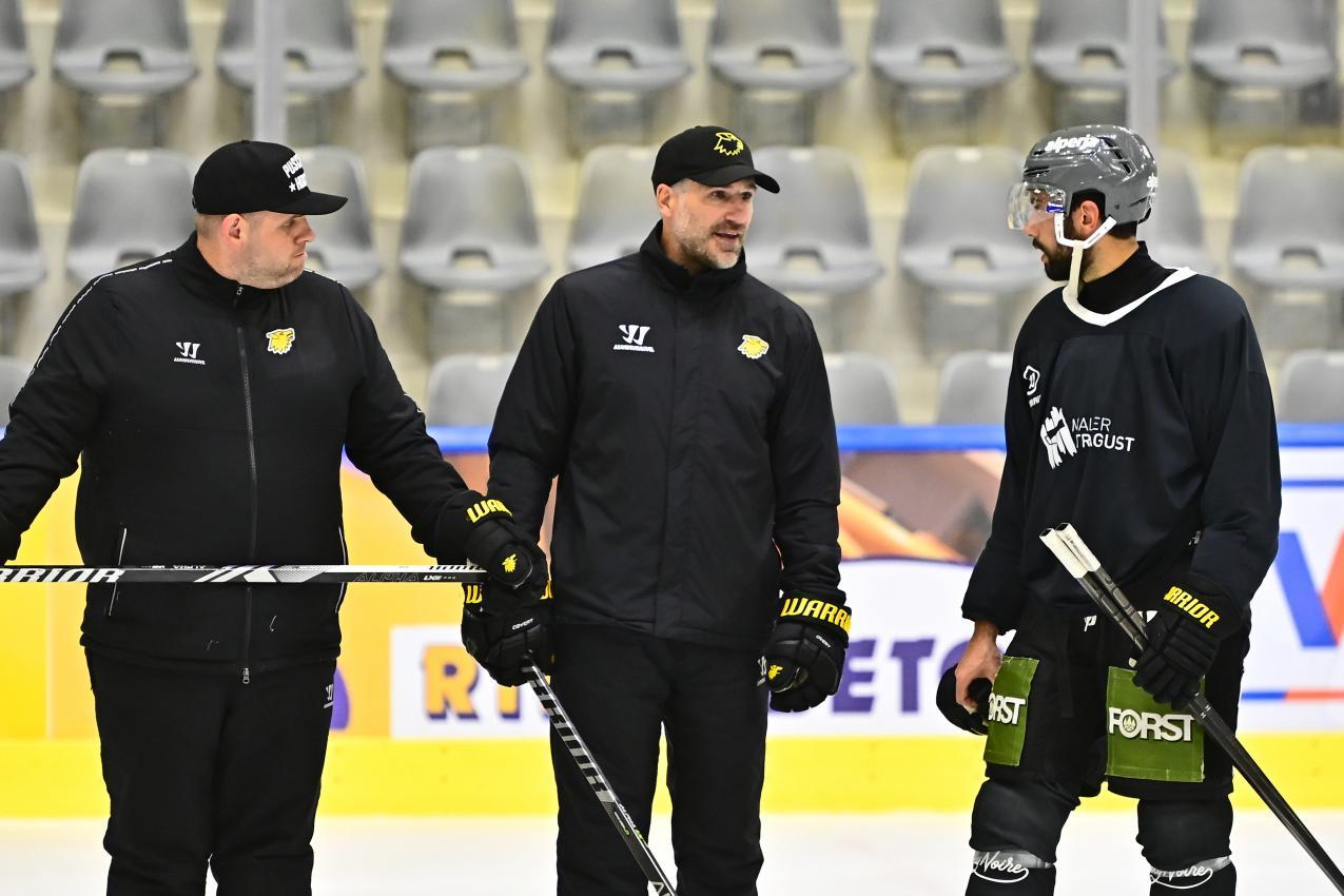 Coach Jason Jaspers im Gespräch mit Kapitän Raphael Andergassen. © HC Pustertal