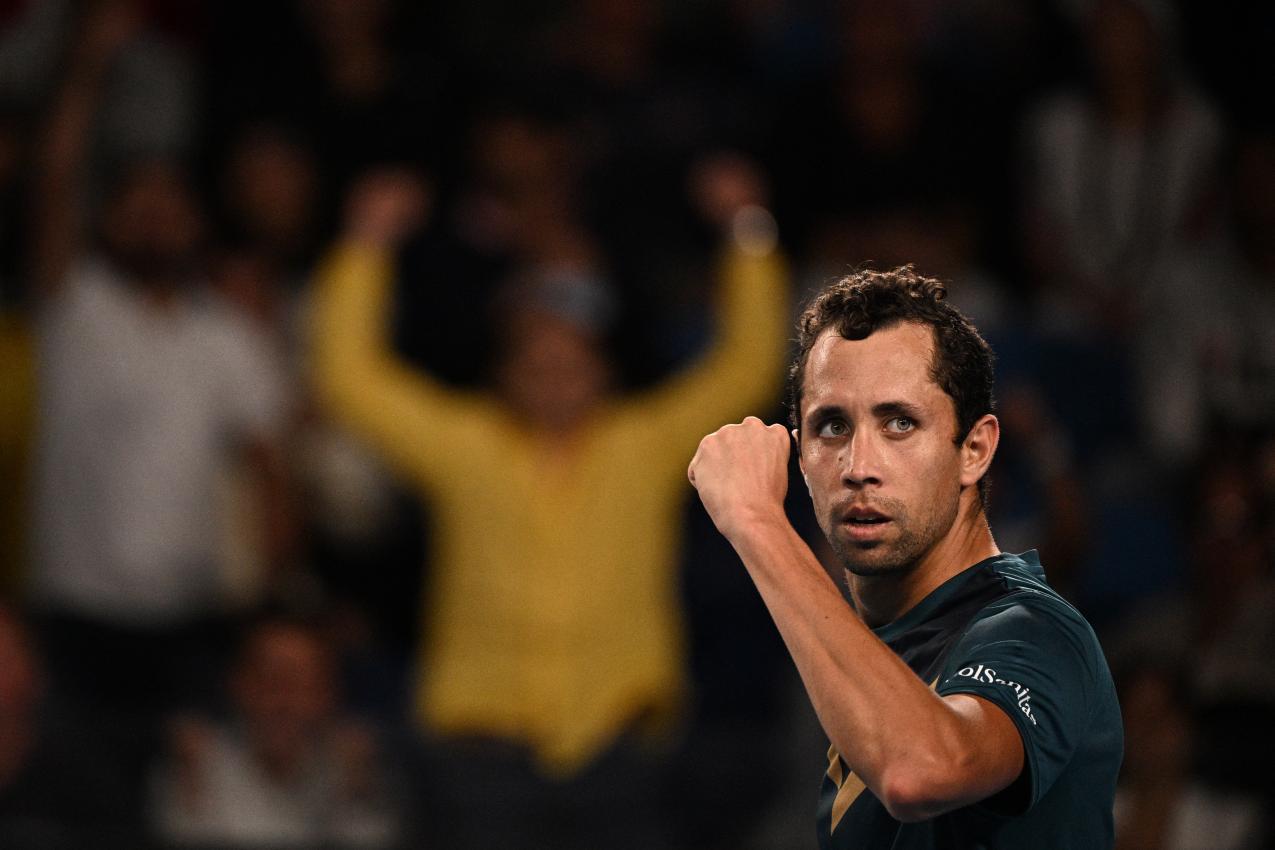 Daniel Elahi Galán trifft auf Jannik Sinner. © AFP / ANTHONY WALLACE