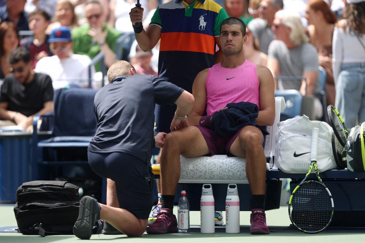 Der Spanier Carlos Alcaraz musste sich kurzzeitig behandeln lassen. © APA / MATTHEW STOCKMAN