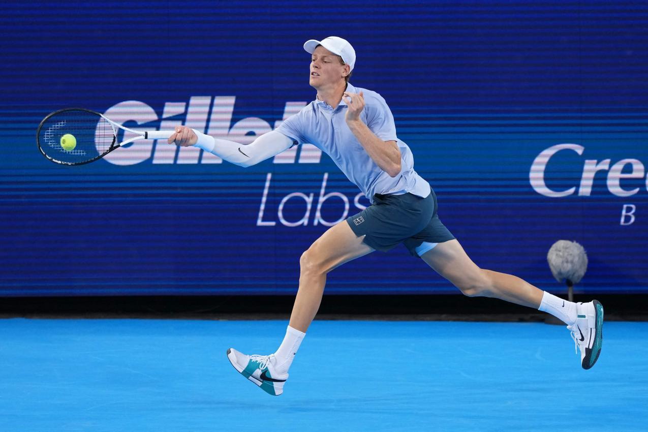 Die Werbebanden hinter Jannik Sinner sorgten für Probleme. © APA / DYLAN BUELL